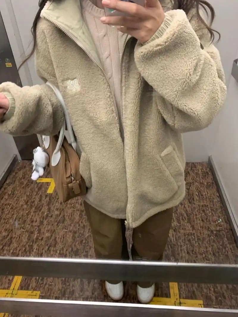 沉醉在棕色系的世界中  棕色系穿搭带给人一种温暖的感觉.