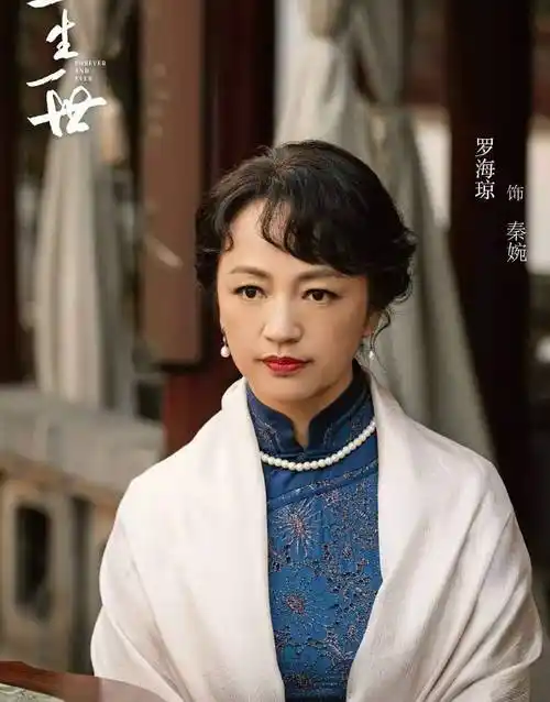 47岁罗海琼华谊老板娘片场无人识,独自叉腰心情不悦疑受冷落_状态