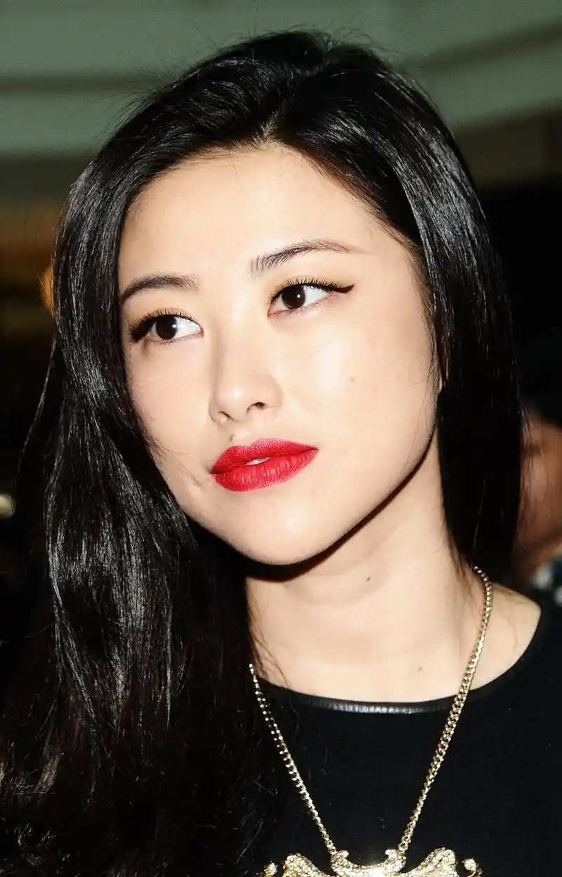 点开链接,看到朱珠手托着moto真机,爱不释手的样子,既有