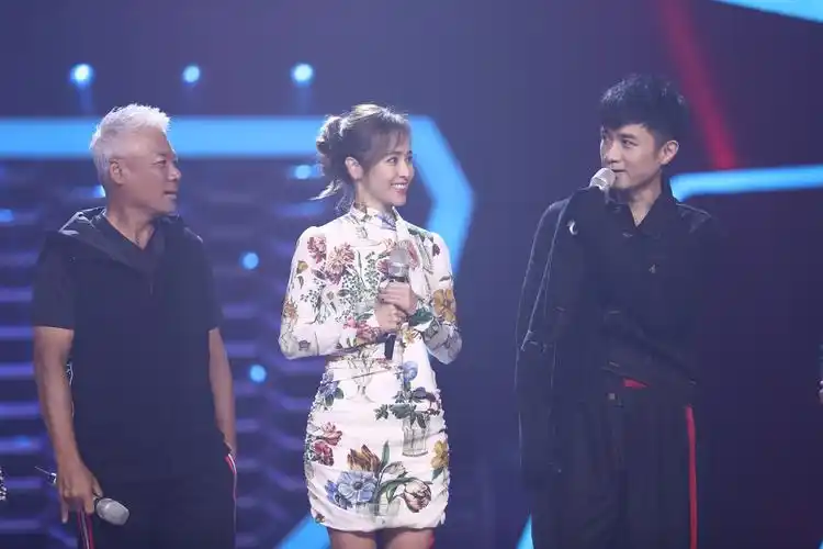 古巨基侯佩岑加盟蒙面唱将首驻猜评团信心满满