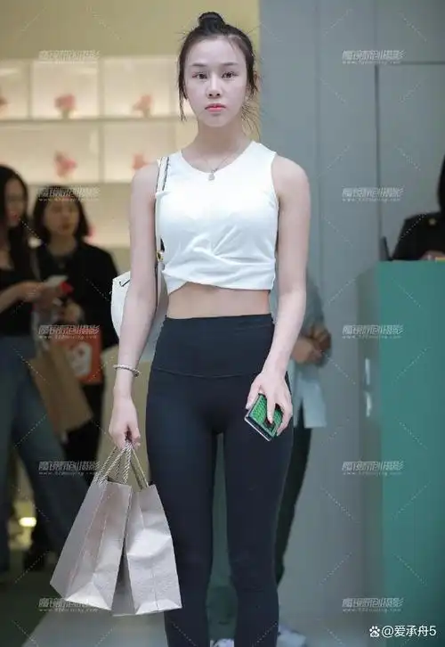 紧身裤美女#在时尚界,一些搭配永远都不会过时,比如黑色紧身裤搭配