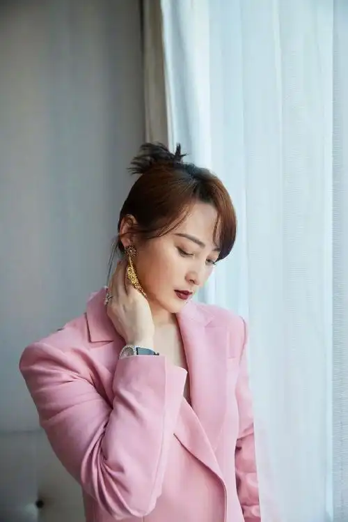 蒋勤勤身着利落干练的粉色西服套装……_高清图集_新浪网