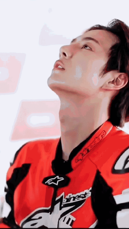 王一博戴头盔赛车照性张力十足…换壁纸  救救我…跟手机屏幕上的他