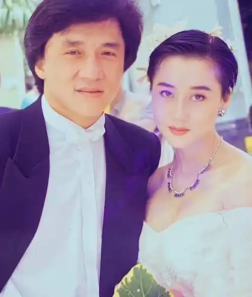 成龙对利智一见钟情,差点成赌王五太,最后为何选择嫁给李连杰?