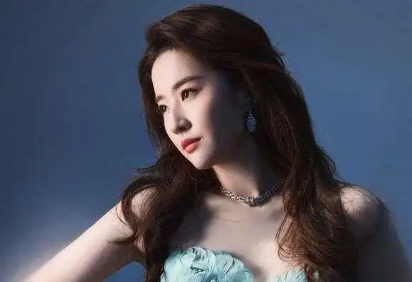 刘亦菲ins晒新照:墨镜长发气质佳,大长腿好抢眼!