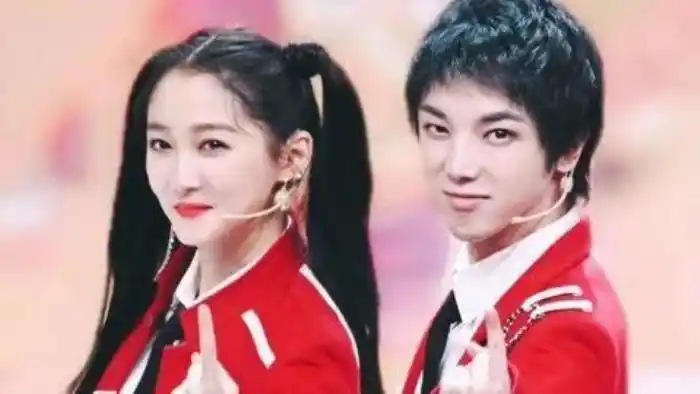 关晓彤华晨宇亲密关晓彤华晨宇亲密互动