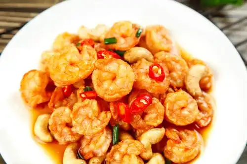 碟子里装着红烧虾仁