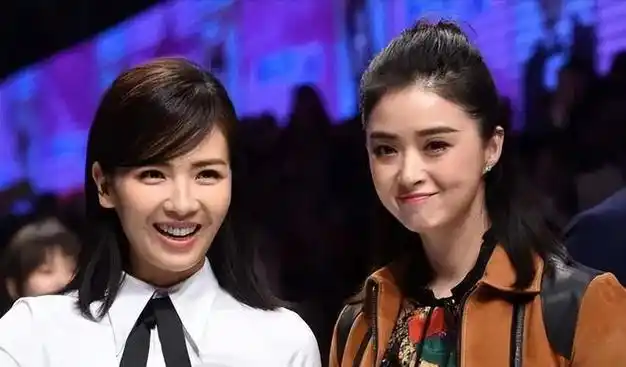 刘涛蒋欣同框对比44岁刘涛显老40岁蒋欣身材丰满女人味爆棚