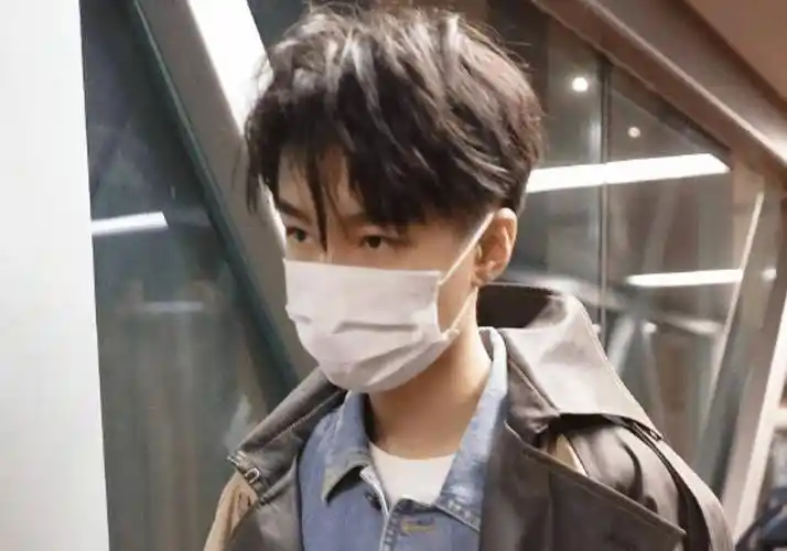 王俊凯机场照遭"疯传",五官精致立体,看清侧脸:这颜谁不爱?