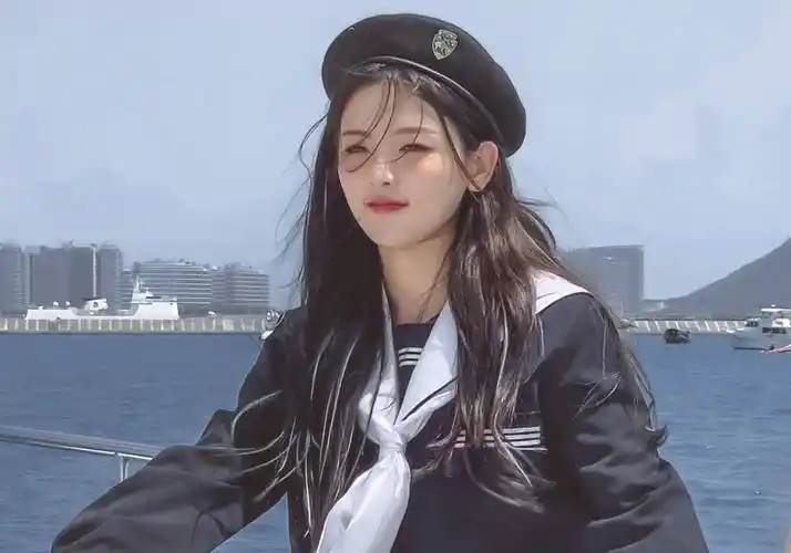 杨超越唯美海军风写真,身穿蓝色水手服,一张初恋脸模样清纯气质_美颜