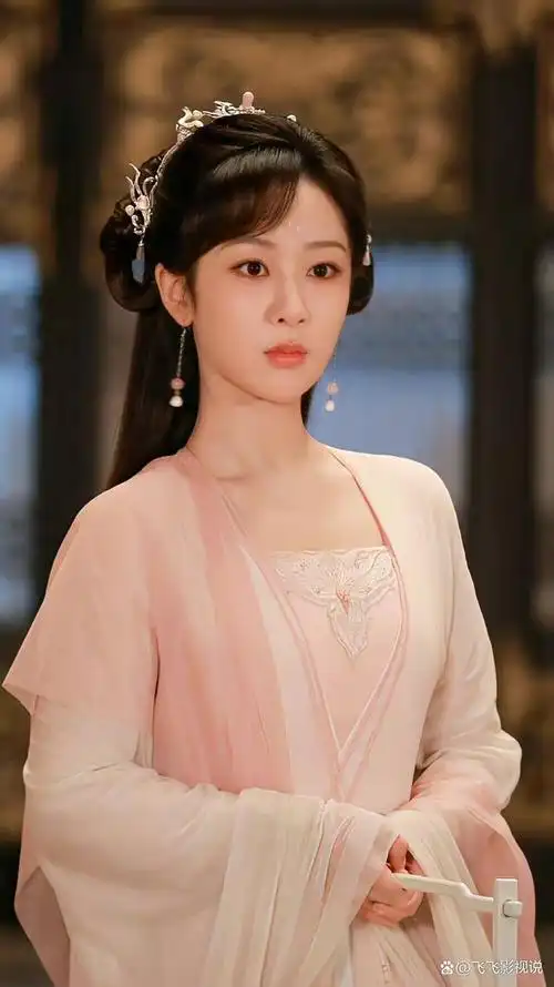 《沉香如屑》:杨紫淡妆演女神,成毅反差演"渣爹"