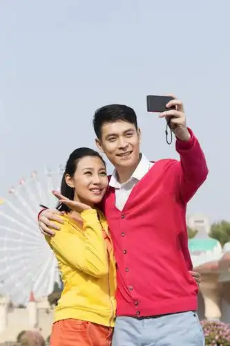 东方人,成年人,两个人,朋友,公园,游乐园,站,抱,微笑,竖图,彩色,照片