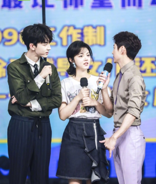 165赵今麦遇上166谢娜,两人同框比身高,网友忍不住笑喷!