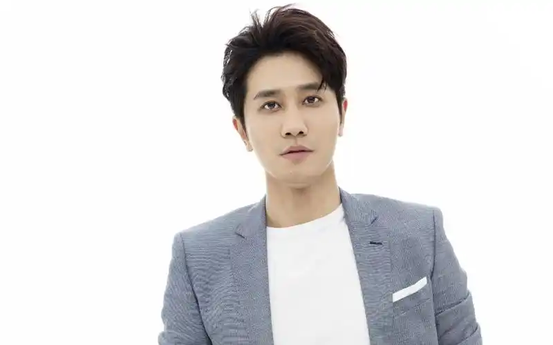 彭冠英阳光帅气写真图片桌面壁纸