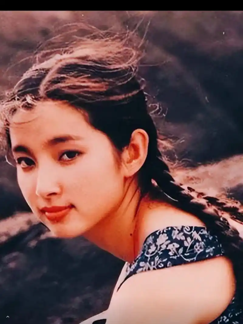 1996年,年轻貌美的李冰冰刚出道,深深吸引了富豪石涛.