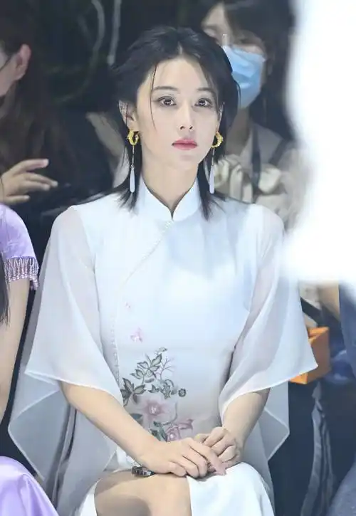 原创张馨予穿旗袍素雅秀美妩媚动人惊艳全场让你看到中华服饰的美