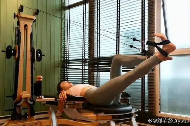 女星刘芊含穿紧身健身服运动展现优美身姿简直让人羡慕和嫉妒