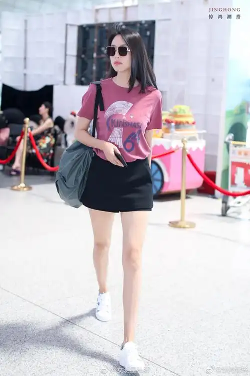 张梓琳世界小姐明星同款出街机场街拍t恤配黑色裤裙短裤两件套