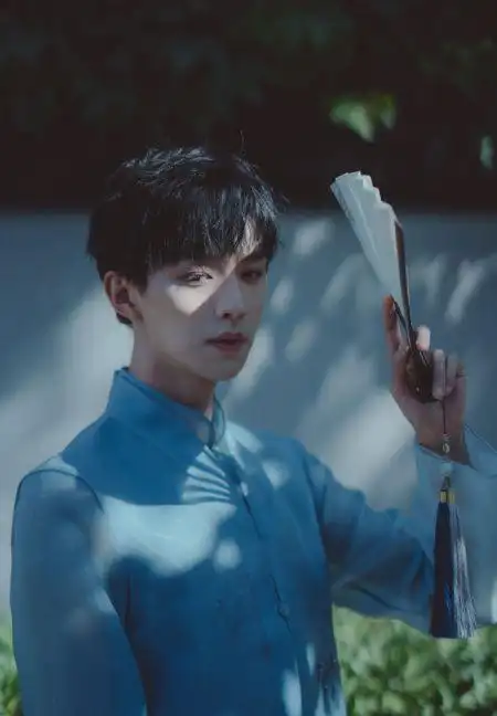 妖扬的气质太好了,身穿国风服饰英俊又帅气,气质一般人真比不了