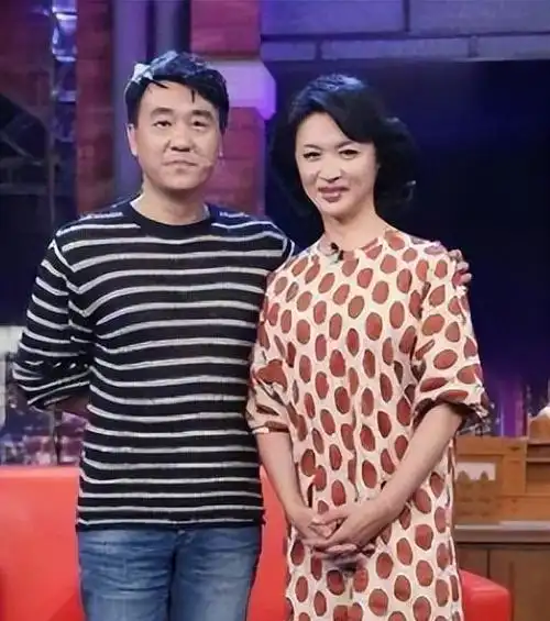 演员何冰:为什么结婚几十年0绯闻?看看妻子是谁就知道了|老戏骨|娱乐