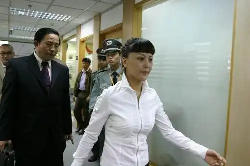 图文1:阿文就"高峰事件"召开新闻发布会