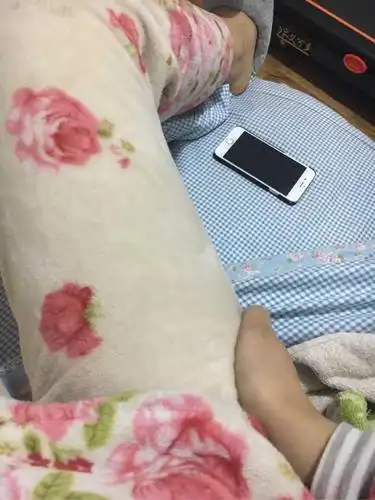 睡一觉起来发现右腿在大腿根部对应的位置外侧隐隐作痛是怎么回事