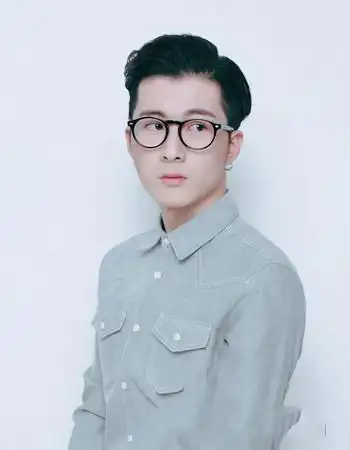 眼镜男冬季发型设计 戴眼镜的男生适合的发型