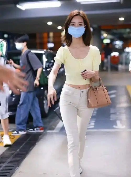 陈都灵调皮的露脐装,走路都这么可爱!