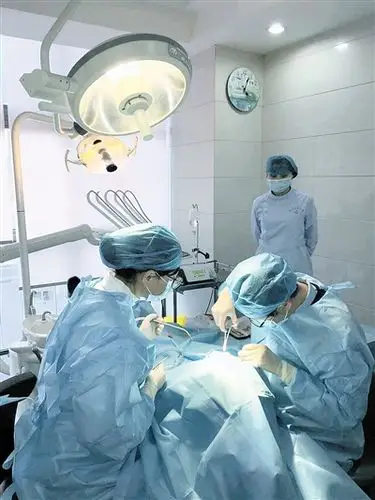 图为医生进行种植牙手术.(陈 敏 摄)