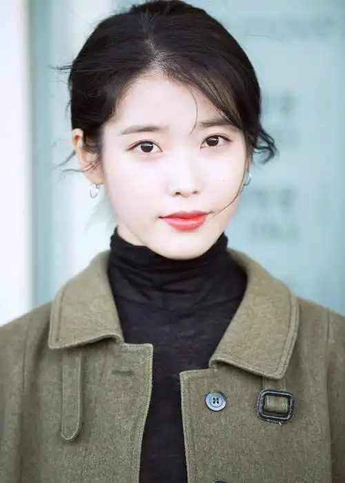 iu李知恩军绿大衣look,颜值爆表