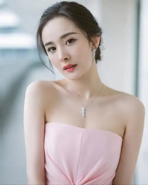 杨幂化身粉红小可爱,一字裙配运动鞋可太少女了