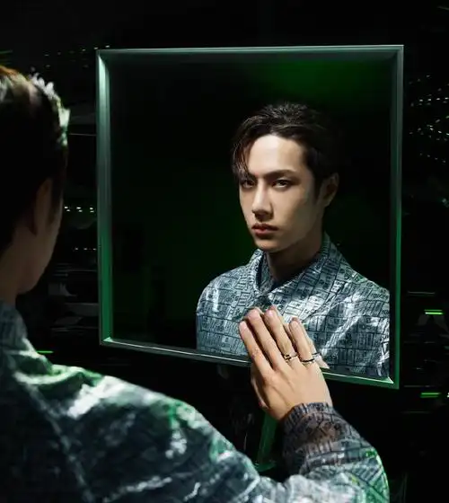 王一博最新黑科技杂志大片曝光玩转激光镜面表现力十足