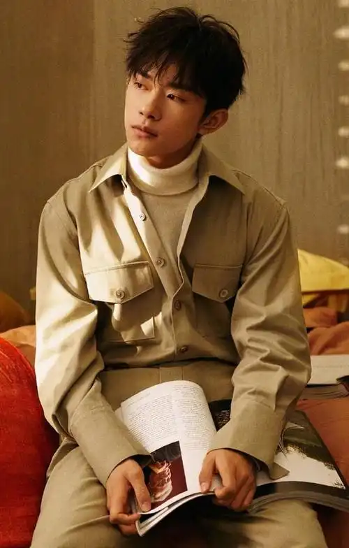 易烊千玺日系写真曝光漫步街头尽显少年模样一起欣赏他的美颜