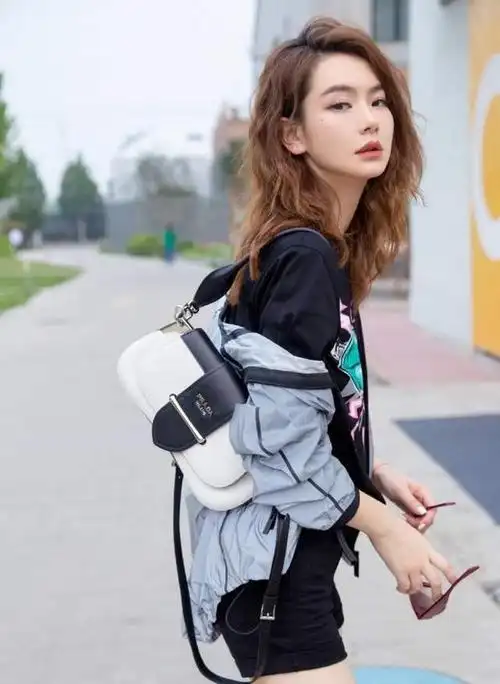 35岁戚薇太会装嫩了绑双丸子头清爽减龄像极了少女