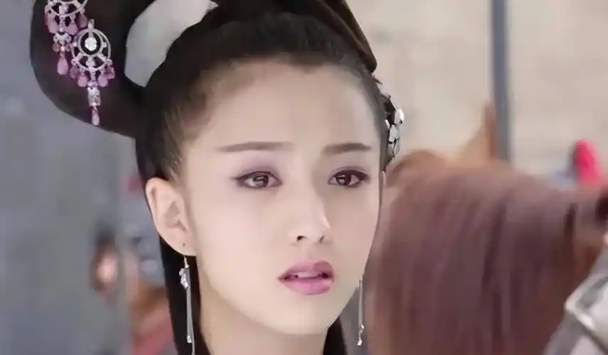 《母仪天下》中的"赵飞燕"一角,那是佟丽娅出道时的代表作