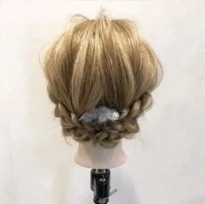 第四步:把后面的两根辫子盘起用发饰固定最后把头发扯蓬松就ok啦~~把