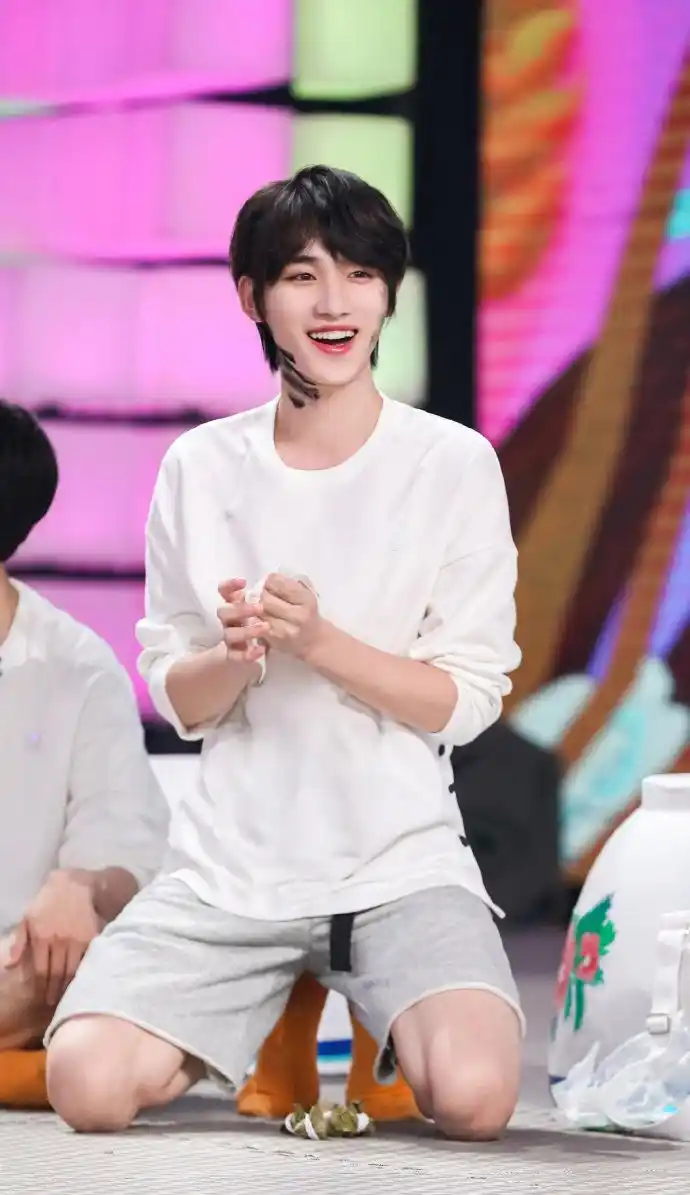 [消息]丁程鑫上线分享《快乐大本营》剧照 脏脏包的出关综艺首秀马上