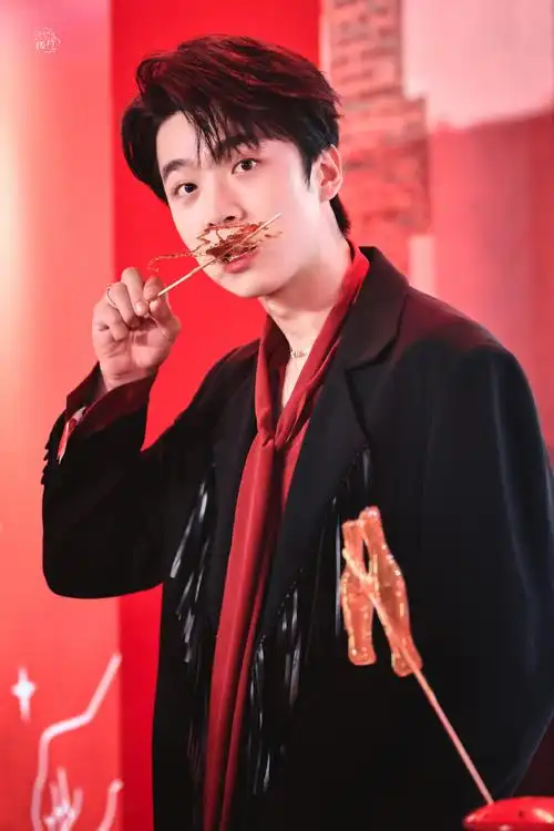 张嘉元超话99#可口可乐 美妙盛宴#对释放魅力这件事,永远驾轻就熟!