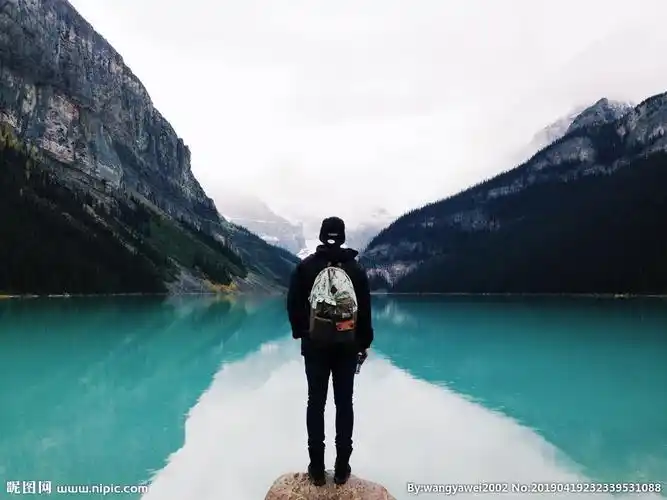 在码头看山望山的男青年背影图片