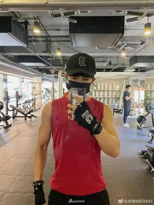 新疆帅哥演员米热健身照秀肌肉:练成大力士