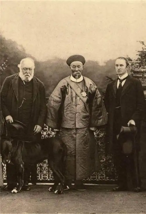 152年前李鸿章访美照片身高一米八三身披黄褂轰动一时