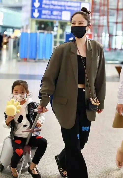 国庆精彩不断:向太为孙女庆生,杨颖带儿子游玩,吴佩慈谣怀五胎_生日