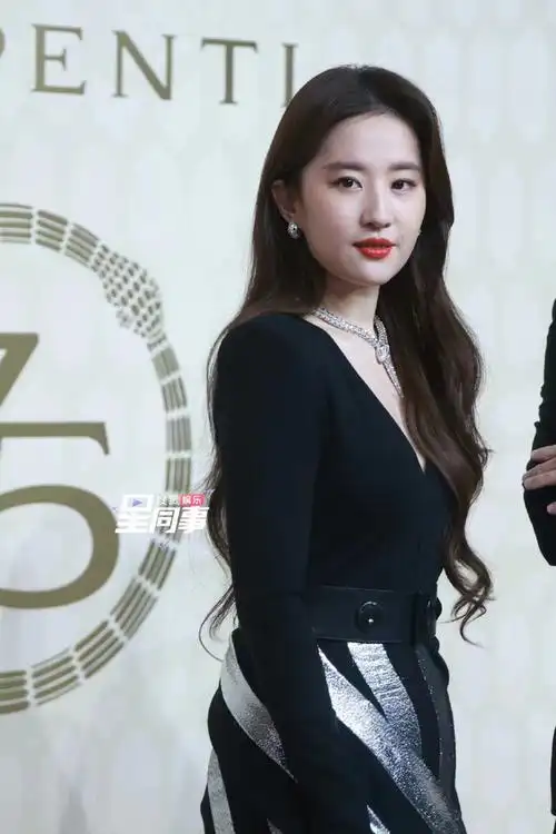 刘亦菲着深v条纹裙出席活动她真的是越来越有魅力了绝美啊