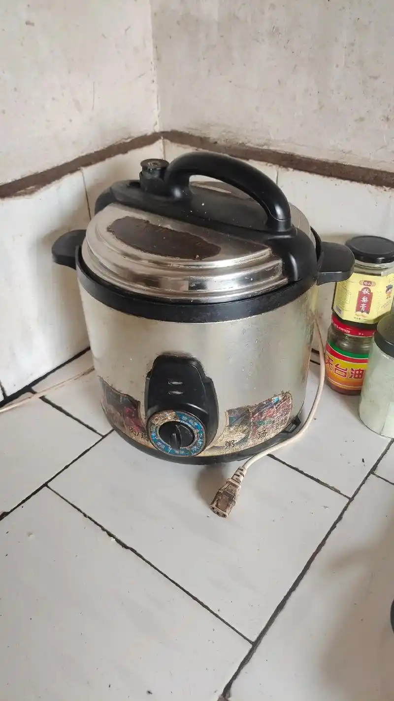 今天早上把婆婆煮饭用了十多年的电饭煲换了,因为最