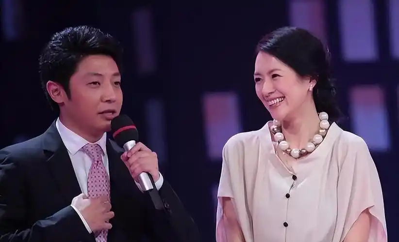 章子怡被大众所知的第一段恋爱是和歌手高枫谈的,不过这段恋情并没有