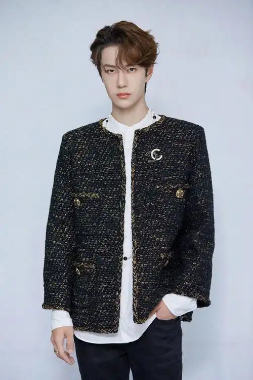 王一博出来炸街了这白金狼尾发型配黑色外套也太酷了