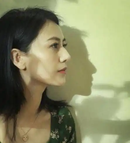 高圆圆被嘲发福后新造型出炉,穿绿色碎花裙文艺知性,侧脸迷人_上衣