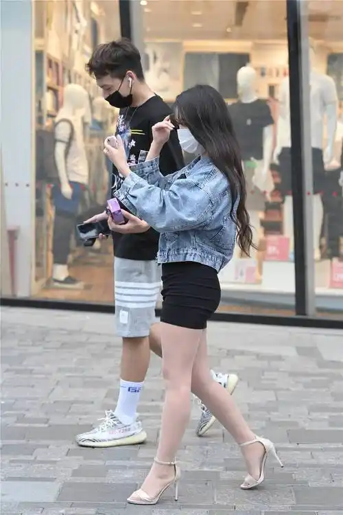 8厘米的一字带细跟凉鞋,搭配肉色丝袜,还有黑色的紧身短裙_风格_美女