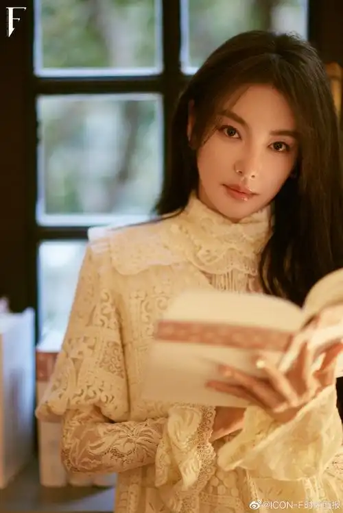 张雨绮眼神好魅##张雨绮把粉裙穿出御姐风