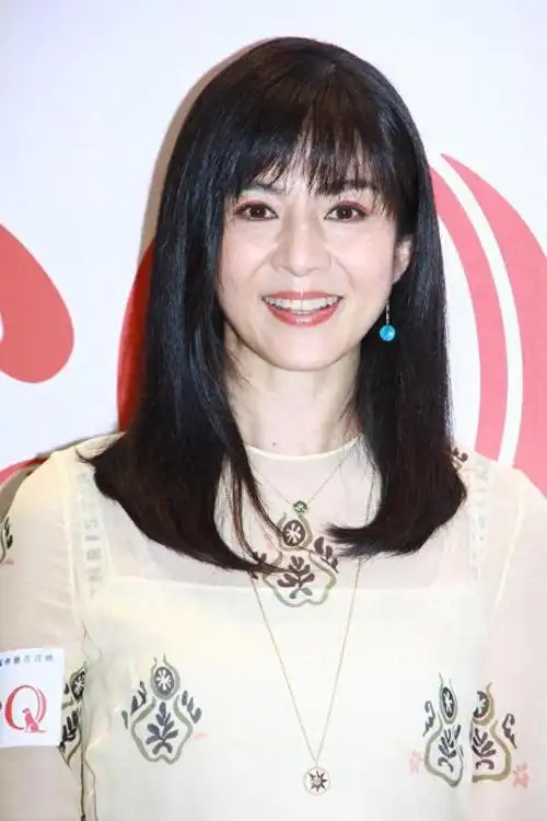 杨采妮才是优雅的代表穿薄纱印花连衣裙40多岁女人学着穿也美